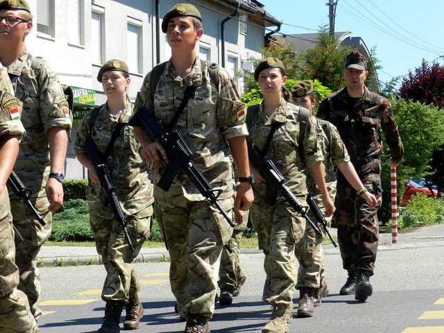Emlékmenet a katonahősökért 2017 02